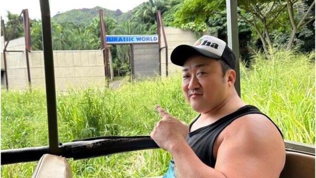 마동석, '쥬라기 월드' 로고 앞 압도적 팔 근육 과시… 