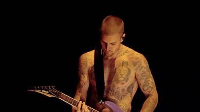 저스틴 비버가 수트 대신 실크 복서 차림으로 그래미 무대에 오른 이유