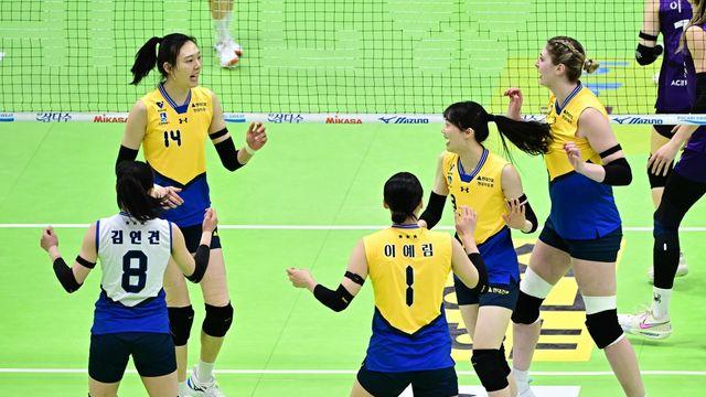 [SD 수원 라이브] 36득점 ‘원맨쇼’ 카리 앞세운 현대건설, 짜릿한 역전승으로 2위 탈환…흥국생명과 시즌전적 4승1패 압도