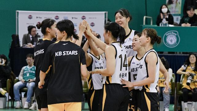 여자농구 KB, 하나은행 잡고 공동 선두로…7연승 질주