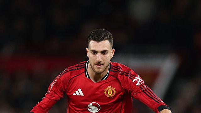 아모림은 대체 어떻게 쓴 거야...“맨유 라이트백, 캐릭 감독 아래서 경기력 완전히 달라졌다”