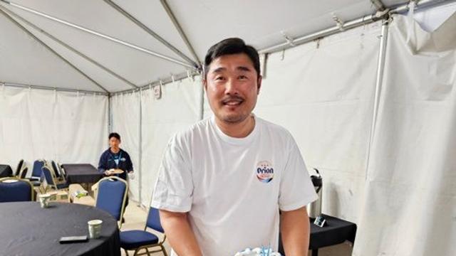 머나먼 미국서 50세 생일 맞은 '호부지', 깜짝 케이크에 함박웃음!…그런데 선물은 선수들이 받았다? 