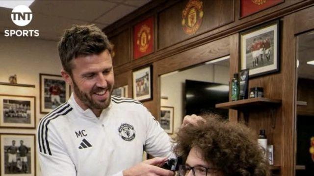 500일 만에 미용실 예약 임박!→예상 헤어스타일까지 나왔다...맨유 선수들도 