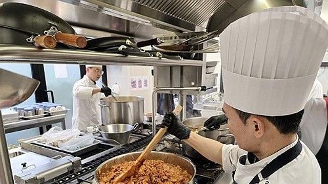 메달은 밥심으로 딴다..인기 만점 급식센터 [밀라노 올림픽]