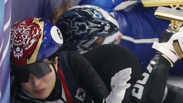 100달러 들고 심판에게 질주…쇼트트랙 혼성 계주서 충돌→韓 코치진, 현금 들고 심판에게 달려간 이유는? [밀라노 현장]