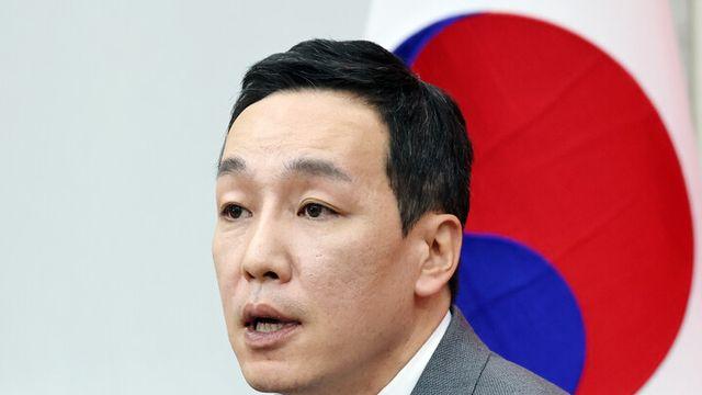 김민수 발언 논란···지지층에 머물 것인가, 국민으로 갈 것인가