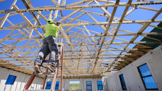 트럼프 강경 이민단속에 美 건설업계 직격탄…공기지연·구인난