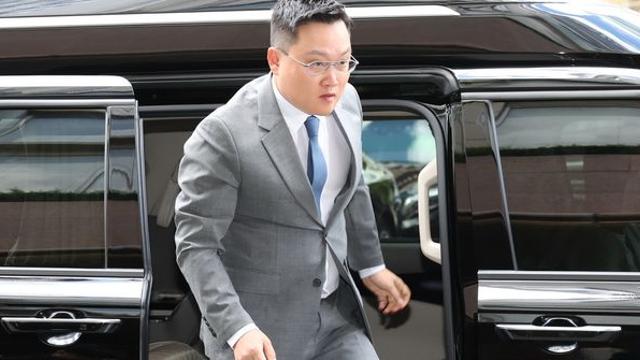 방시혁도 제쳤다고?…재계 순위 뒤집은 비재벌 출신 '신발 덕후' 정체