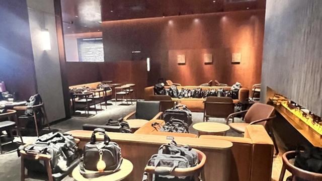 프린터, 칸막이 이어…광화문 스타벅스서 승무원 '가방 전쟁'(종합)