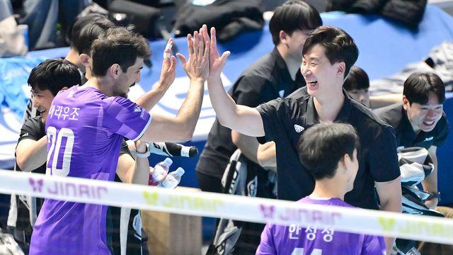 '초대박' 우리카드, 1위 이어 2위까지 삼켰다!…대한항공 선두 도약 좌절 [계양:스코어]