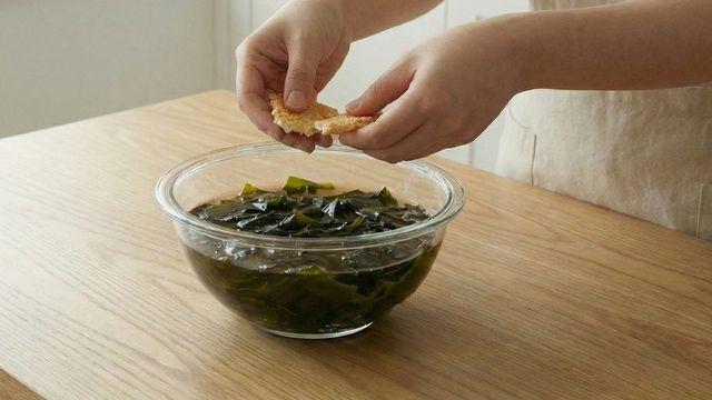 미역국에 '이 재료' 쪼개 넣어보세요…든든한데 속까지 편해 식구들이 자꾸 찾아요