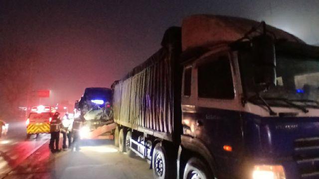 군산서 통학버스가 25t 트럭 충돌…11명 부상