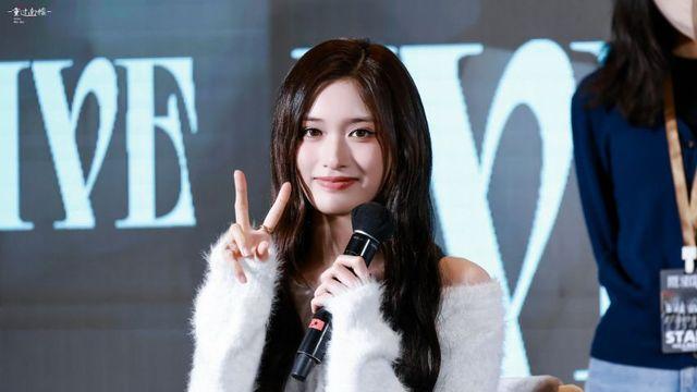 순백의 양 요정으로 변신한 겨울 소녀, 아이브 이서의 포근한 퍼 룩