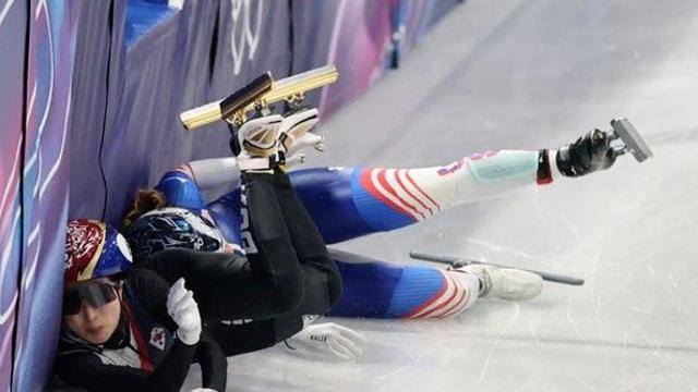 김길리 ‘100달러 항의’ 장면 화제…충돌 판정 논란 속 ISU 규정이 만든 순간