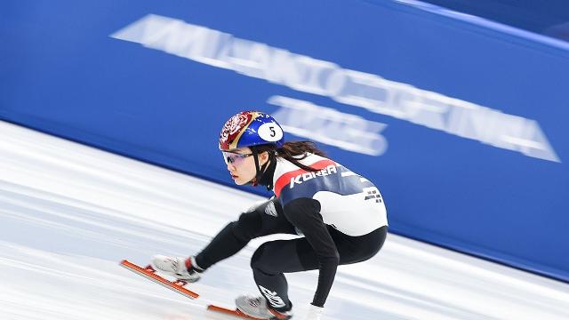 [올림픽] 쇼트트랙 최민정, 전경기 출전에 선수들 격려까지 '주장의 품격'