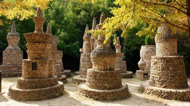 '앙코르와트'가 왜 여기에?…350개 돌탑이 만든 신비로운 '무료' 산책로