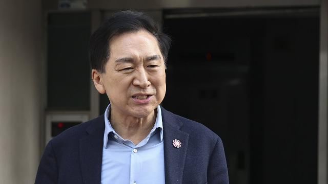 '김건희에 로저비비에 선물' 김기현측, 첫 재판서 혐의 부인