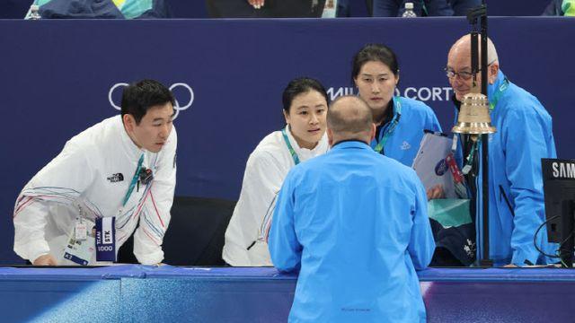 '美와 충돌’ 쇼트트랙 준결승 탈락에…100달러 들고 뛴 코치, 왜?