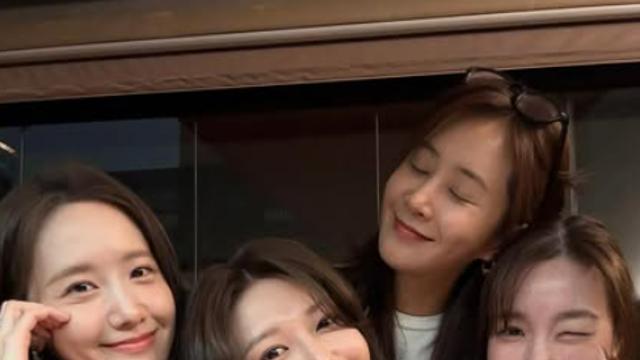 레전드 걸그룹 위엄…수영, 소녀시대 멤버들과 생일파티 [AI 포토컷]