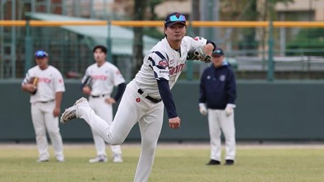 뜬공 놓치고 땅볼 빠트리고, '18홈런 3루수' 깜짝 외야 전향, 아직 시간이 필요해...그래도 '외야수 손호영' 롯데에 필요한 이유