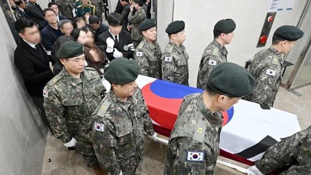 “아빠, 보고 싶어” 순직 조종사 영결식, 군인들도 끝내 눈물 쏟았다 (영상)