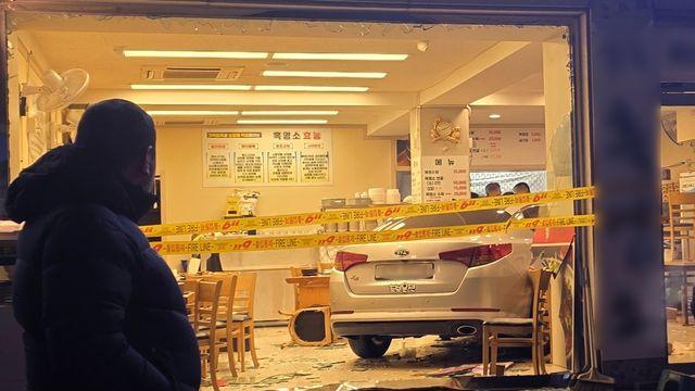 운전 미숙? 김포서 30대 운전 차량 음식점 돌진…3명 부상