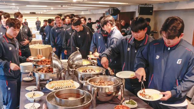 롯데호텔 셰프가 차린 밥상…롯데, 대만 캠프 특식 지원