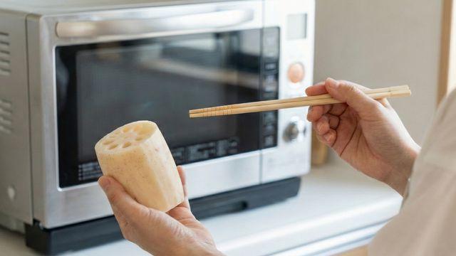 연근에 젓가락을 꽂아 전자레인지에 넣어보세요…이 쉬운 걸 모르면 손해네요