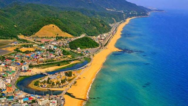 이젠 배 없이 차로 들어간다... 서해안에서 가장 긴 무려 '12km' 백사장