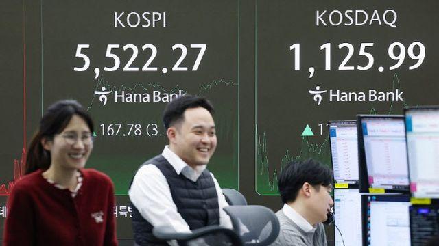 '고공행진' 코스피, 종가로도 5500 찍었다…'HBM4 첫 양산 출하' 삼성전자 6% 강세...