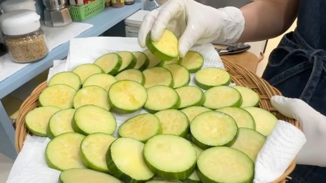 애호박전에는 꼭 '이 가루' 뿌리세요...냉장고에 넣어 두면 '촉촉'해집니다