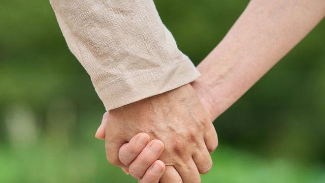 “고급 레스토랑보다 포옹”…영국 설문 87%, 소소한 일상적 표현 선호