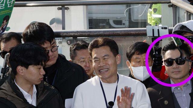 어제 전한길 옆에 있었던 건장한 ‘선글라스남’의 놀라운 정체