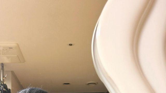 레드와 블랙의 매혹적인 대비, 블랙핑크 지수의 거울 셀카 모먼트