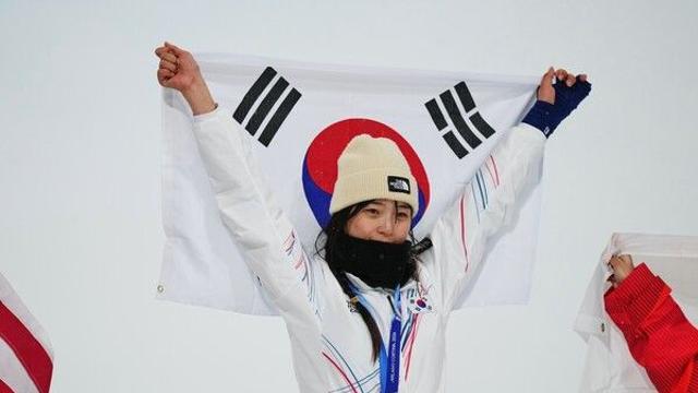 포기는 없다!! 눈물의 90.25점... ‘불굴의 18세’ 최가온, 설상 사상 첫 금 쐈다