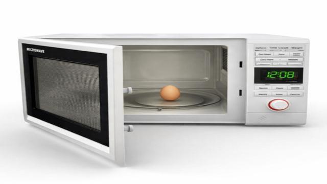 “절대 넣지 마…” 전자레인지에 넣었다가 터진 음식 3가지, 몰랐으면 큰일 날 뻔했습니다