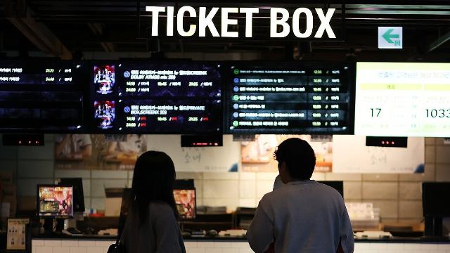 '극장가 살릴 묘안' VS '유통시장 붕괴'…홀드백 제도 도입될까