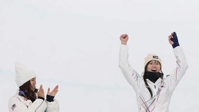 [올림픽] 우상을 넘어선 최가온…못지않은 클로이 김의 '은빛 연기'