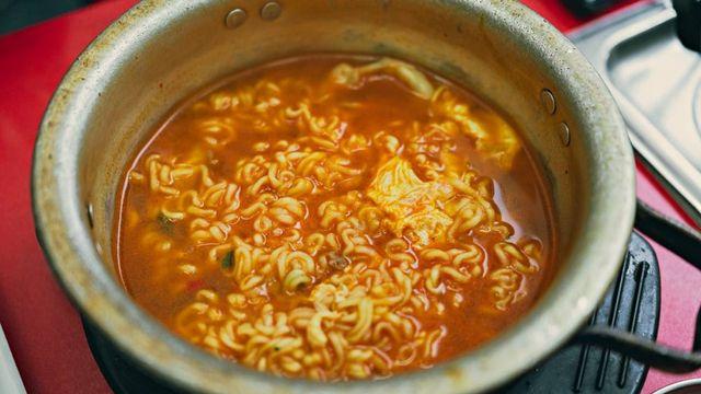 불닭·짜파게티 제쳤다…한국인들이 꼽은 인지도 압도적 1위 차지한 '한국 라면'