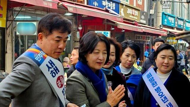 모란시장 찾은 추미애 