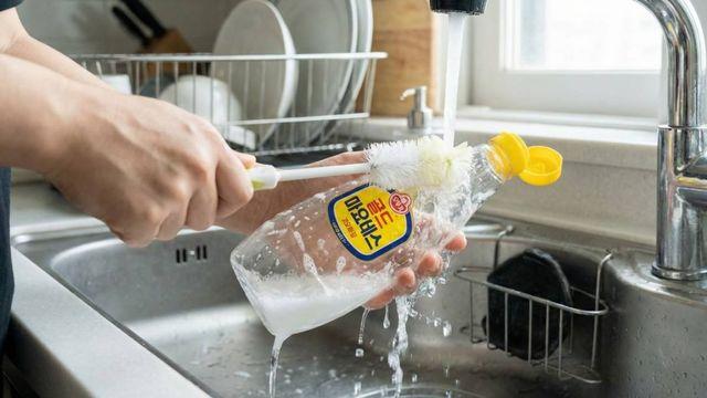 다 쓴 마요네즈 통 세척해서 '냉동실'에 넣어보세요…주방 일손이 절반으로 줄어들어요