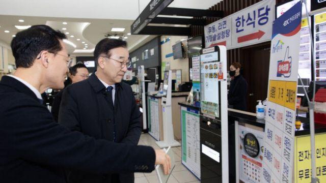 정부, '독과점' 고속도로 휴게소 개선…국토장관 “비싸고 맛없어”
