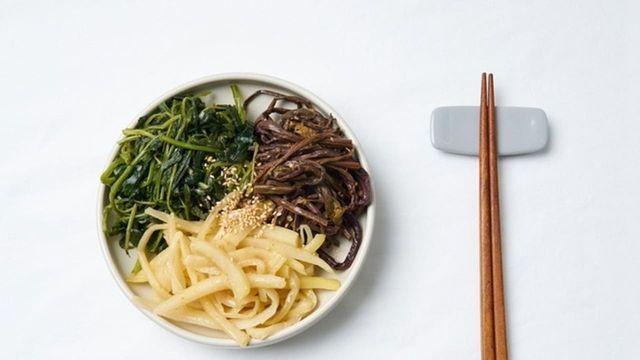 '요즘엔 이렇게 만드는 게 대세..' 설 명절, 식탁에서 절대 빠질 수 없는 '삼색나물' 단 10분 만에 만드는 방법