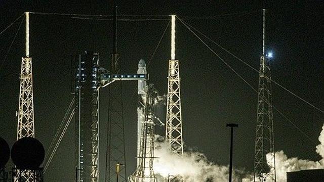 Musk weighs dual-class share IPO to keep tight grip on SpaceX