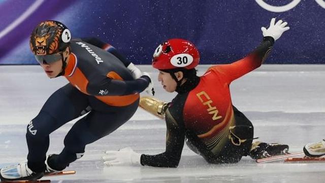 中 린샤오쥔 대충격! 남자 1500m 예선서 혼자 넘어져…첫 판 탈락+레이스 포기 [밀라노 현장]