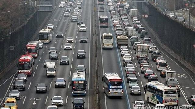 설 연휴 첫날 귀성길, 오후 6~7시 정체 풀린다…서울→부산 4시간 30분