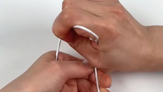 당장 안 쓰는 옷걸이 양쪽을 구부려 보세요…이 멋진 걸 왜 지금 했을까요