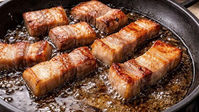 고기 굽고 나온 기름 키친타월로 닦지 마세요…대신 '이것' 써보세요