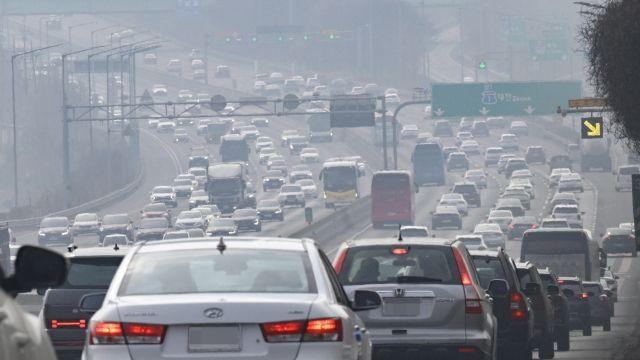 설연휴 둘째 날 본격 귀성길 정체…서울→부산 7시간