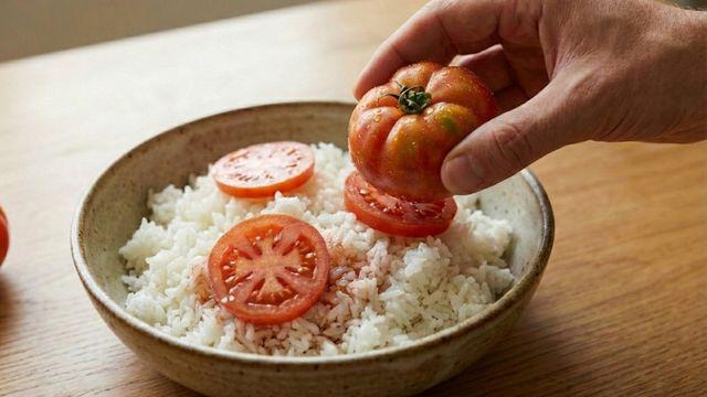 밥 위에 토마토를 올려 보세요...이 쉬운 걸 왜 이제서야 알았나 싶습니다